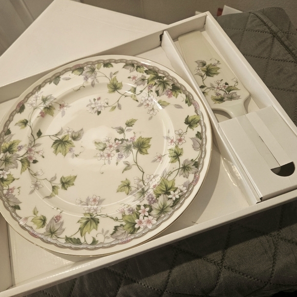 (21 pts) Cake Plate & Server-Andrea by Sadek "Monica"; BNIB - Picture 1 of 4